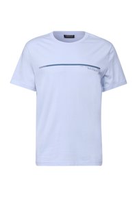 T-shirt bleu clair à manches courtes en coton. Présente un motif graphique incurvé bleu foncé et du texte sur le devant. Encolure ronde.