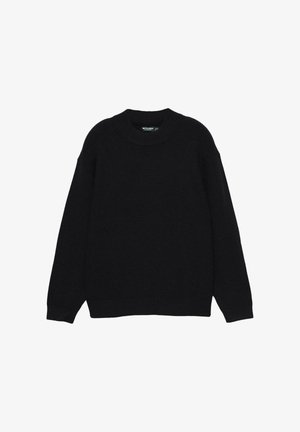 Pull en tricot noir avec un col rond, des manches longues et des poignets côtelés. Présente une texture douce et une coupe décontractée. Aucun motif ou accent visible.