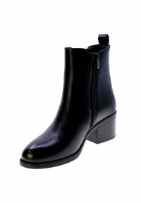 Stivale alla caviglia in pelle nera con cerniera laterale, punta tonda, linguetta sul retro e tacco a blocco su sfondo bianco.