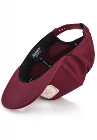 Cappello bordeaux con visiera strutturata, foderato in nero e realizzato in tessuto leggero. Presenta una toppa color crema di lato con del testo.