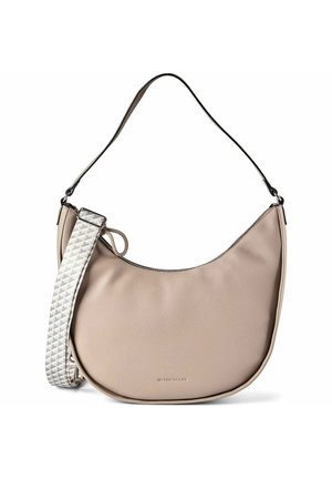 Sac à main en cuir taupe en forme de croissant avec une bandoulière noire et une large sangle en tissu détachable à motifs.