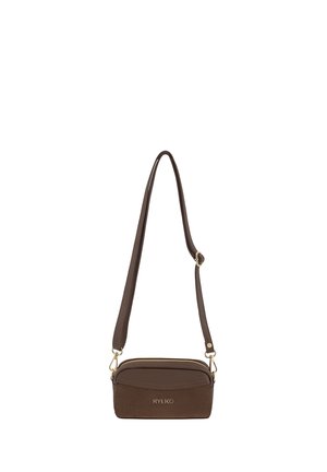 Brązowa prostokątna torebka na ramię z regulowanym paskiem, zamkiem błyskawicznym i przednią kieszenią z logo „RYŁKO” w złotych literach.