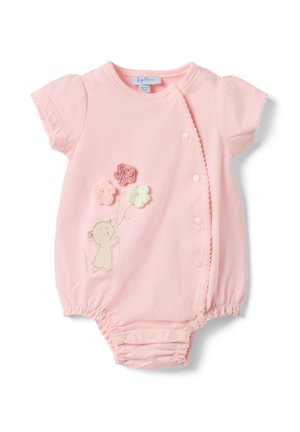 Hellrosa Baby-Strampler mit kurzen Ärmeln, seitlichen Druckknöpfen und einem aufgestickten Bären, der auf der Vorderseite drei Stoffblumen hält.