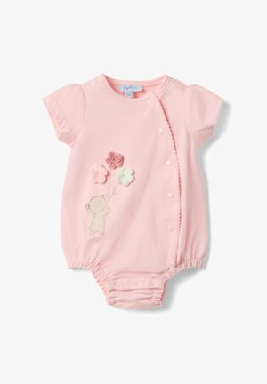 Pijama de bebé color rosa claro con mangas cortas, botones a presión en el lateral y un oso bordado sosteniendo tres flores de tela en el frente.