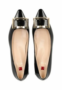 Ballerine in vernice nera con punta a cerchio, dotate di un dettaglio a fibbia quadrata in tonalità oro e soletta beige con piccoli quadrati rossi accentati.