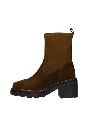 - Botki na platformie