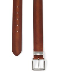 Brauner Ledergürtel mit glatter Textur, fünf Einstelllöchern, einer silbernen Metallschnalle und einem Logoakzent nahe der Schnalle.