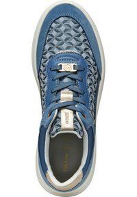 Sneaker blu con tomaia in tessuto stampato, dettagli in suede, accessori in oro sulla linguetta e suola in gomma bianca.