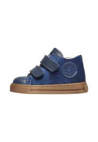 Sneaker alta blu con cinturini in velcro, parte superiore in corduroy testurizzato, punta in pelle e suola in gomma con dettagli del marchio sul lato.