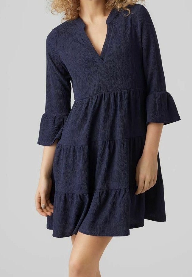 Robe bleu marine à étages en tissu texturé, avec un col en V et des manches cloche trois-quarts, coupe décontractée et ourlet évasé.