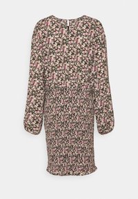 Robe fleurie à manches longues, avec un fond noir et un motif de fleurs multicolores. Taille smockée et encolure ronde.