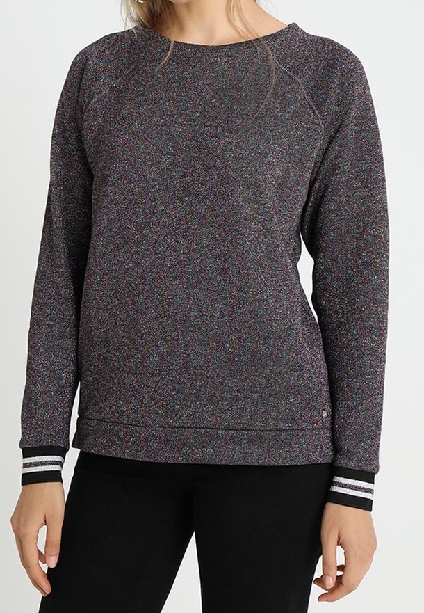 Sudadera negra con manchas multicolores, cuello redondo y puños acanalados con rayas blancas y grises. Tela suave, corte relajado.