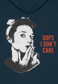 Felpa con cappuccio blu navy con un motivo in bianco e nero di una persona con un arco che fa il gesto di silenzio, accompagnato da un testo arancione: "OOPS NON MI INTERESSA."