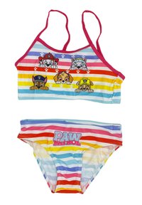 Bikini de dos piezas con rayas verticales de arcoíris. La parte superior tiene un ribete rosa y personajes de dibujos animados de perros. La parte inferior incluye el texto "PAW PATROL".