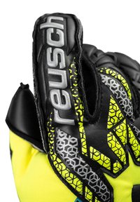 Guanto sportivo nero e giallo caratterizzato da modelli di presa testurizzati, punte delle dita rinforzate e un logo prominente, realizzato in materiale sintetico durevole.