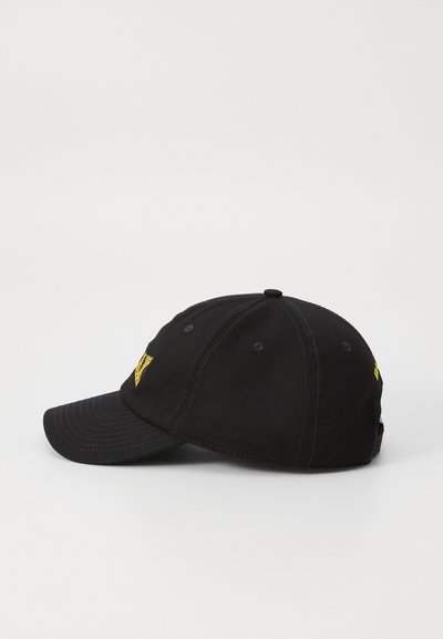 Casquette de baseball noire avec logo brodé jaune, visière courbée, design à six panneaux et sangle réglable à l'arrière. Texture de tissu lisse.