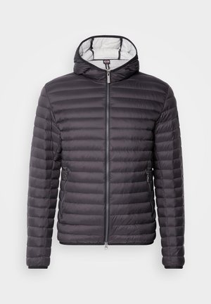 Giacca a vento nera con cappuccio, caratterizzata da una chiusura con zip, design a righe orizzontali e rivestimento interno a contrasto. Inclusi due taschini laterali.