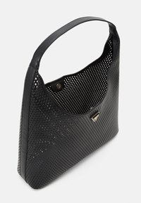 Czarna perforowana skórzana torba na ramię z szerokim paskiem i metalicznym trójkątnym logo z przodu, otwarta od góry z zapięciem na nap.