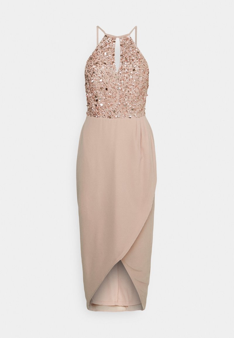 Robe rose poudré avec un corsage pailleté, décolleté halter, et une jupe ajustée présentant un devant drapé et une fente subtile.