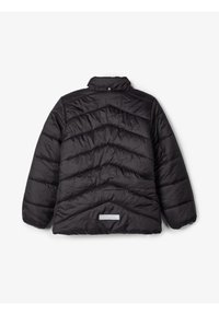 Černá prošívaná péřovka s chevronovým prošíváním, vysokým límcem, elastickými manžetami a reflexní obdélníkovou nášivkou na dolní části zad.