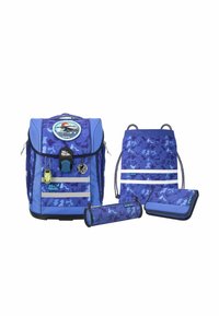 Set di quattro zaini scolastici blu e viola con un motivo camouflage, cerniere, strisce riflettenti e vari design di tasche.