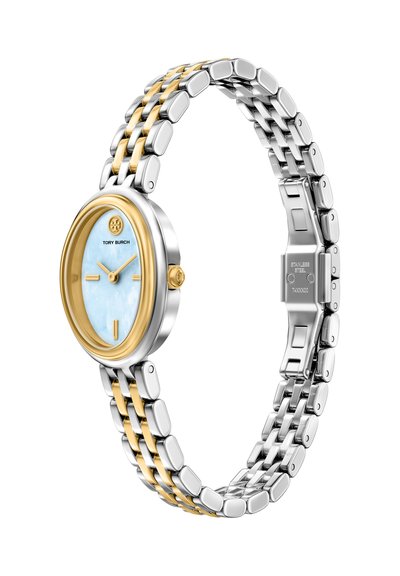 Reloj Tory Burch con correa de acero inoxidable plateado y dorado, esfera ovalada azul, detalles dorados y marcadores de hora minimalistas.