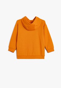 Oranje pullover hoodie met een voorzak, geribde manchetten, een gestructureerde stof en een gezellige capuchon. De achterkant laat het ontwerp zien.