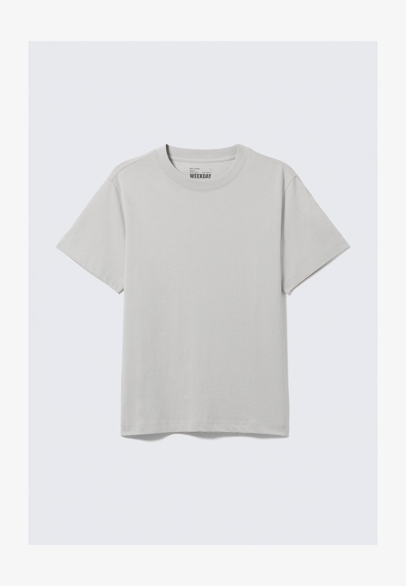 T-shirt en coton gris clair avec un col rond et des manches courtes, arborant un design minimaliste et une coupe décontractée. Aucun motif ni accent.
