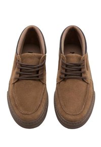 Ein Paar braune Wildleder-Schnürschuhe mit runden Zehen und dunkelbraunen Sohlen, von oben auf einem weißen Hintergrund betrachtet.