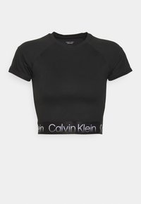 Černé zkrácené tričko s krátkým rukávem, s pružným pasem s žebrovaným logem Calvin Klein. Vyrobeno z hladkého, elastického materiálu.