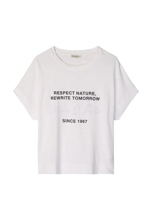 Λευκό κοντομάνικο μπλουζάκι με μαύρο κείμενο που γράφει "ΣΕΒΑΣΜΟΣ ΣΤΗ ΦΥΣΗ, ΞΑΝΑΓΡΑΨΕ ΤΟ ΑΥΡΙΟ" και "ΑΠΟ ΤΟ 1967" στο μπροστινό μέρος.