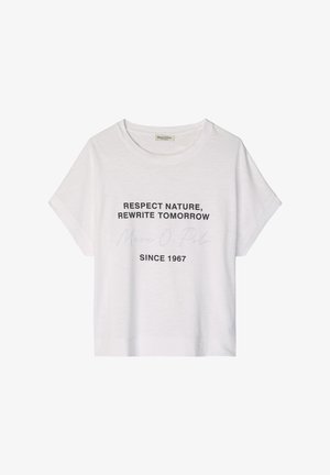 Λευκό κοντομάνικο μπλουζάκι με μαύρο κείμενο που γράφει "ΣΕΒΑΣΜΟΣ ΣΤΗ ΦΥΣΗ, ΞΑΝΑΓΡΑΨΕ ΤΟ ΑΥΡΙΟ" και "ΑΠΟ ΤΟ 1967" στο μπροστινό μέρος.