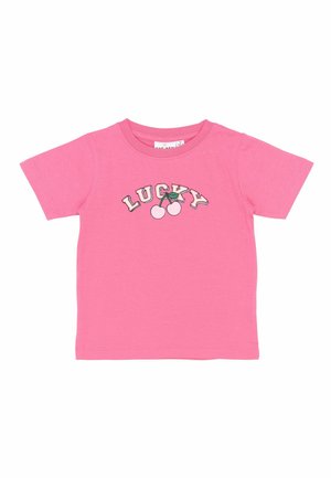 Rózsaszín rövidujjú póló kerek nyakkivágással, a közepén "LUCKY" felirattal és egy cseresznye grafikával, puha anyagból készült.