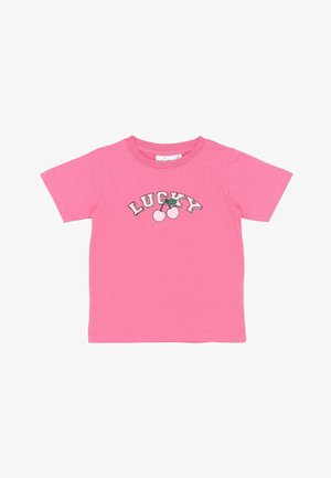 T-shirt rosa a maniche corte con collo rotondo, che presenta la parola "LUCKY" e un grafiche di una ciliegia al centro, realizzata in tessuto morbido.