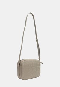 Borsa a tracolla beige in faux leather testurizzato, con chiusura con zip e una sottile tracolla regolabile per un trasporto versatile.