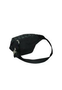 Marsupio nero con parte superiore in tessuto testurizzato caratterizzato da un motivo discreto, chiusura con zip e tracolla regolabile. Design compatto e resistente.
