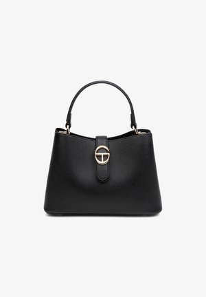 Sac à main en cuir noir avec une finition texturée, une forme structurée, une poignée courte et un accent de quincaillerie circulaire dorée à l'avant.