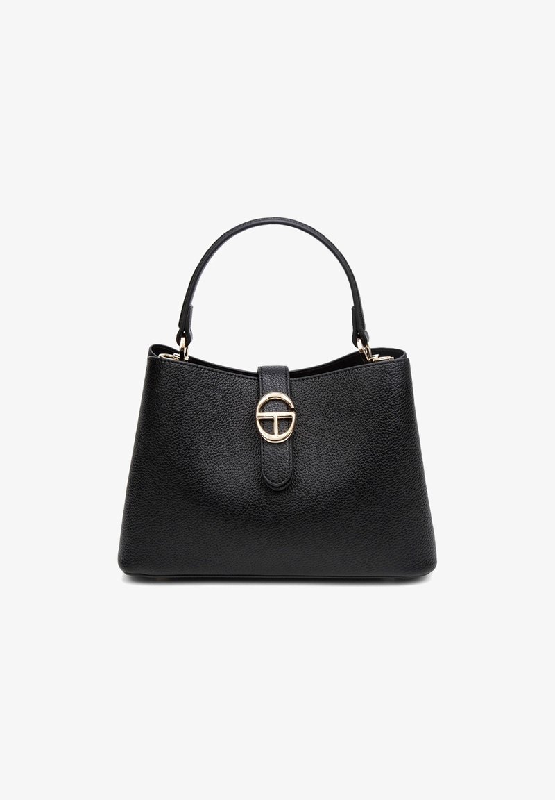 Zwarte leren handtas met een gestructureerde vorm, textuurafwerking, korte handgreep en een gouden ronde hardwareaccent aan de voorkant.