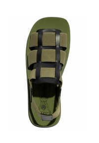 Zelené sandály s černými popruhy s karičkovaným vzorem. Texturovaná stélka s potiskem, polstrovaná podrážka a nastavitelné zadní pásky.