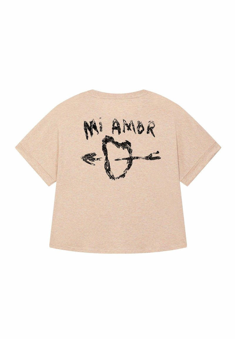 Beige T-shirt met korte mouwen, voorzien van een zwart grafisch ontwerp met de tekst "Mi Amor" en een pijlenmotief op de achterkant, ontspannen pasvorm.