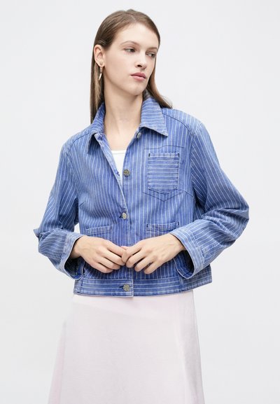 Μπλε ριγέ τζιν μπουφάν με γιακά, κούμπωμα με κουμπιά και τσέπη στο στήθος. Διαθέτει λίγο υφή στο ύφασμα και κομψό κοντό σχέδιο.