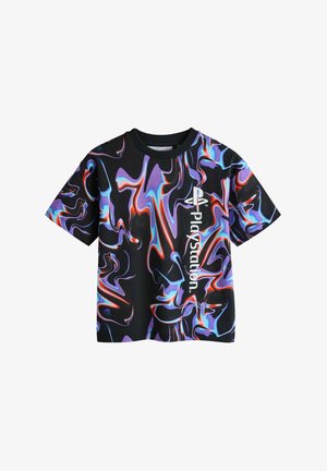 Tricou negru cu mâneci scurte, cu modele abstracte colorate în albastru, violet și roșu și logo-ul PlayStation alb vertical pe partea din față.