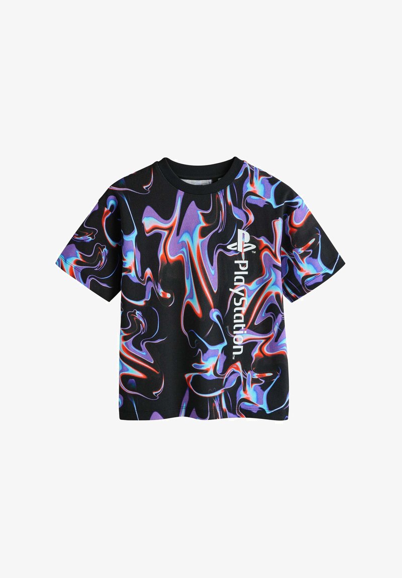 T-shirt noir à manches courtes avec des tourbillons abstraits colorés en bleu, violet et rouge, et un logo PlayStation blanc vertical sur le devant.