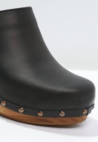 Sanita Clogs - black