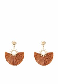 Boucles d'oreilles à frange en paille marron, mettant en avant un accent en forme de soleil doré et un centre circulaire, avec une forme en éventail et une surface texturée.