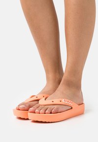 Crocs CLASSIC PLATFORM FLIP  - Sapatos para piscina - papaya