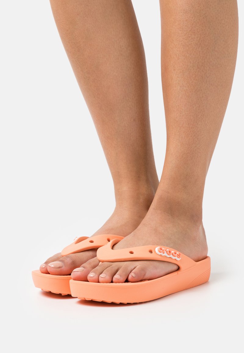 Crocs CLASSIC PLATFORM FLIP  - Sapatos para piscina - papaya