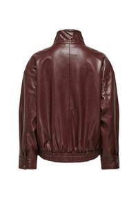 Giacca in faux leather bordeaux con colletto alto, maniche raglan e orlo elasticizzato con bottoni ai polsini per una vestibilità regolabile.