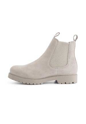 Beige suede Chelsea-boot met elastische zijkanten en trekflappen, voorzien van een gestructureerde rubberen zool en een afgeronde neus.