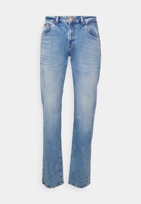 Jeans de mezclilla azul claro con corte recto, que cuentan con cinco bolsillos, cierre de botón y un ligero desgaste.